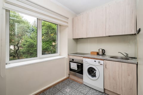 Fridge, oven, stovetop, coffee/tea maker