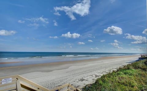 Beach nearby, sun loungers, beach towels