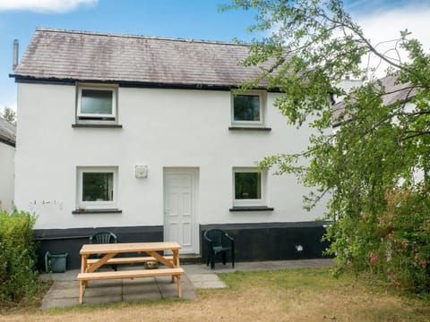 Garden area with picnic bench