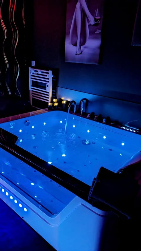 Indoor spa tub