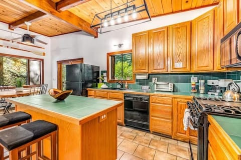 Extra seats and room to help cook at the kitchen island.
