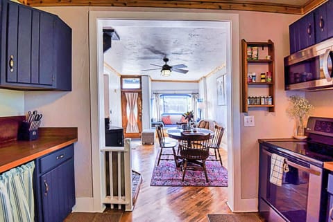 kitchen/dining table