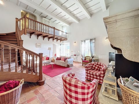 TV, fireplace, DVD player, books