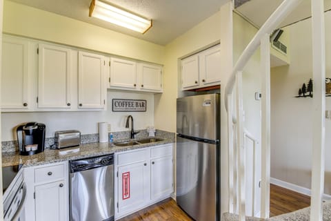 Fridge, microwave, stovetop, dishwasher