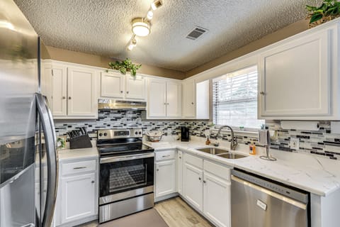 Kitchen | Keurig Coffee Maker | Dishwasher | Toaster