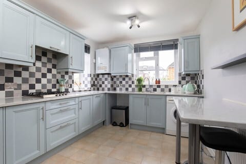 Kitchen and breakfast bar