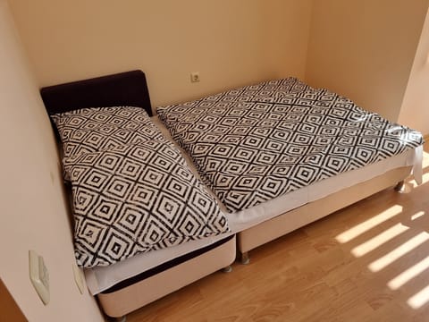 2 bedrooms, travel crib, free WiFi, bed sheets