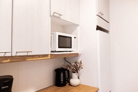 Fridge, oven, dishwasher, coffee/tea maker