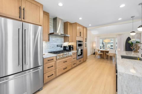 Great kitchen to cook or talk