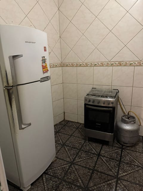 Fridge, oven, stovetop, coffee/tea maker