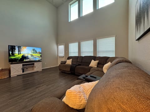 Wide open main living room with sectional court seating for 5! 70” screen 📺