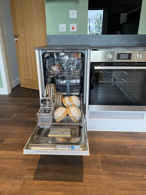 Kitchen - built- in dishwasher