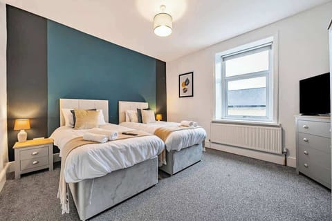 Relax in this spacious room with two comfy single beds and a smart TV offering both a peaceful night’s sleep and a place to catch up on your favorite Netflix shows.