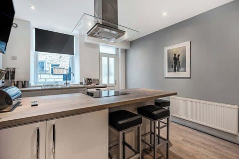 Enjoy the simplicity and warmth of this kitchen with a countertop dining area—perfect for casual meals or a quick snack. 🧑‍🍳💫