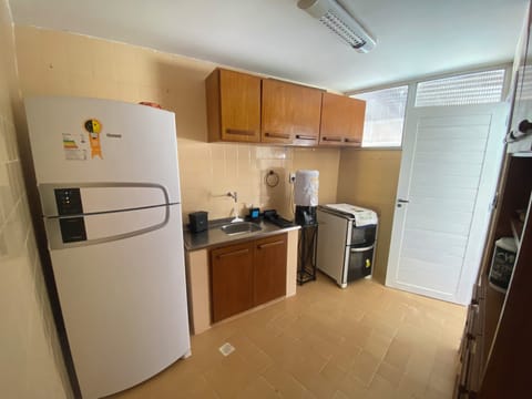 Fridge, oven, stovetop, electric kettle