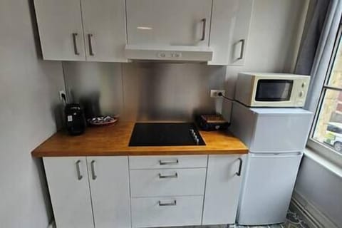 Fridge, microwave, oven, coffee/tea maker