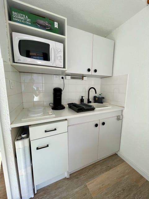 Fridge, microwave, stovetop, coffee/tea maker