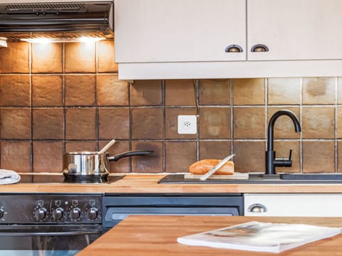 Countertop, Cabinetry, Kitchen Sink, Kitchen, Kitchen Appliance, Wood, Kitchen Stove, Tap, Interior Design, Home Appliance