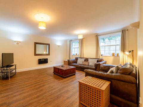 Property, Furniture, Couch, Window, Building, Wood, Table, Interior Design, Living Room, Flooring