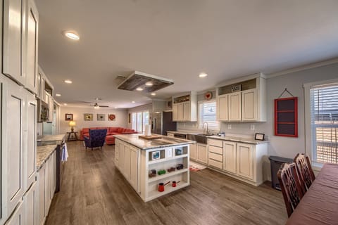 Fully Equipped kitchen with all your cooking essentials!