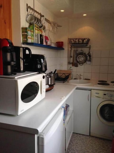 Fridge, microwave, oven, coffee/tea maker