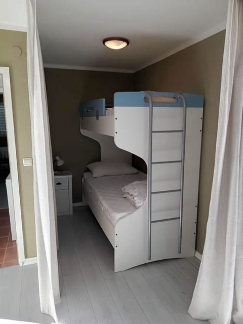 1 bedroom, internet, bed sheets