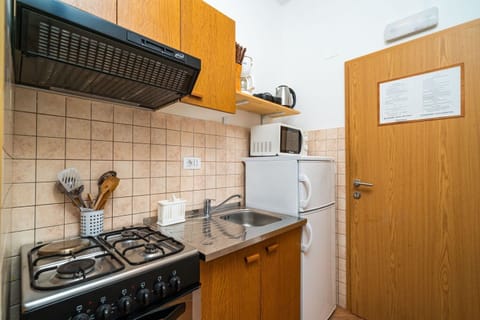 Fridge, stovetop, coffee/tea maker