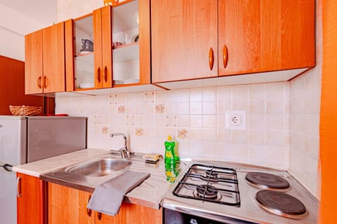 Fridge, stovetop, coffee/tea maker