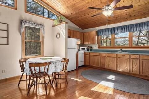 1086a3bc eb15 4666 91dd 5d38c6288ade