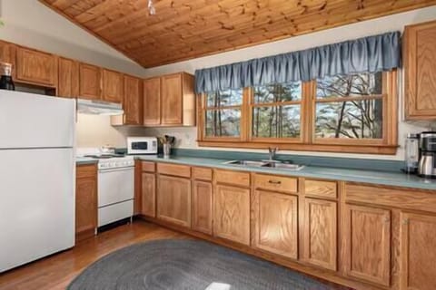 Full kitchen with full counter to prepare meals