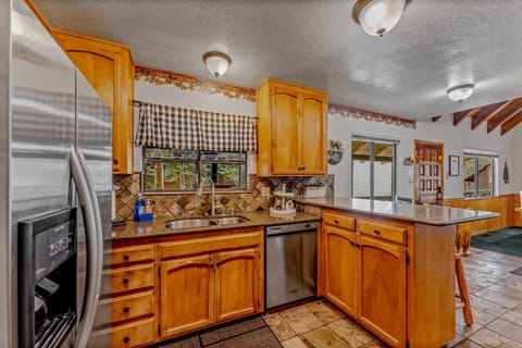 Kitchen: Kitchen: Well-equipped kitchen, 3-person kitchen bar, drip coffee maker, open layout w/living and dining room