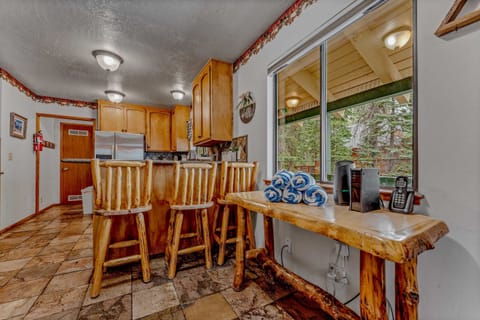 Kitchen: Kitchen: Well-equipped kitchen, 3-person kitchen bar, drip coffee maker, open layout w/living and dining room