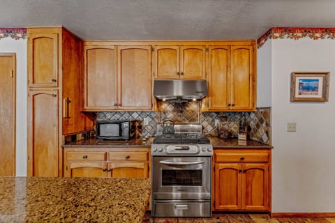 Kitchen: Kitchen: Well-equipped kitchen, 3-person kitchen bar, drip coffee maker, open layout w/living and dining room