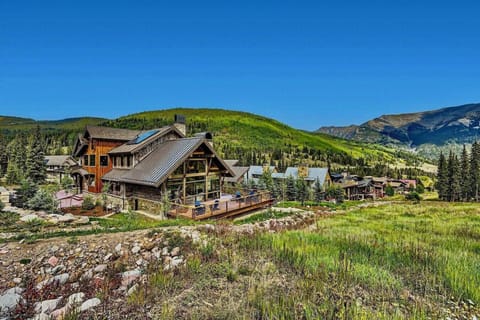 Set in a picturesque mountain landscape, this stunning home offers breathtaking views and an expansive outdoor area, perfect for enjoying the beauty of nature in complete comfort.
