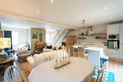 09c8a81a f2bd 4a93 94ca cea0bc4d58df