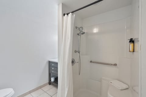 Experience ultimate comfort and convenience in our freshly updated, accessible retreat. Featuring a king-size bed, modern amenities, and an easy-access design, this space is perfect for all guests. Book your stay today!