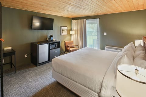 Experience ultimate comfort and convenience in our freshly updated, accessible retreat. Featuring a king-size bed, modern amenities, and an easy-access design, this space is perfect for all guests. Book your stay today!