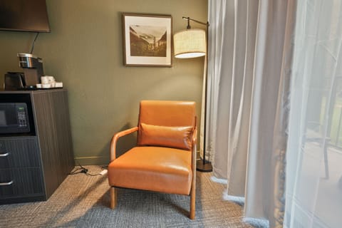 Experience ultimate comfort and convenience in our freshly updated, accessible retreat. Featuring a king-size bed, modern amenities, and an easy-access design, this space is perfect for all guests. Book your stay today!