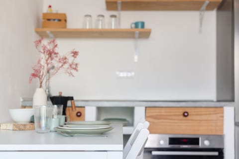 Fridge, oven, stovetop, coffee/tea maker