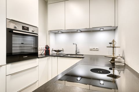 Kitchen in the Matteo apartment in Lech am Arlberg.