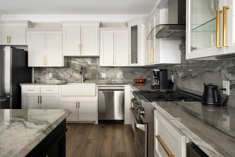 Cook in style in our luxurious complete kitchen!