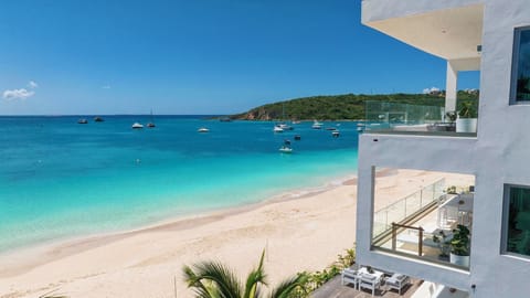 Beach nearby, sun loungers, beach towels