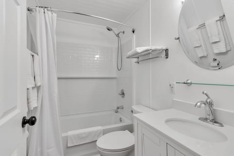 104_Scudder_Ln_Wimberley_TX_78676_USA-Bathroom-IMG_3208