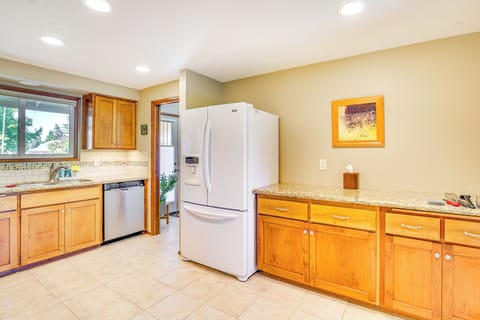 Fridge, microwave, stovetop, dishwasher