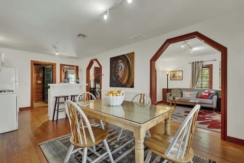 Nandina Cottage dining area