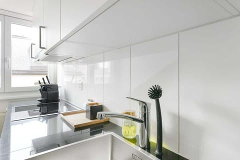 Neue, voll ausgestattete Küche mit Toaster, Wasserkocher und Kaffeemaschine