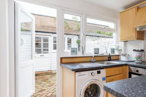 Fridge, oven, stovetop, coffee/tea maker