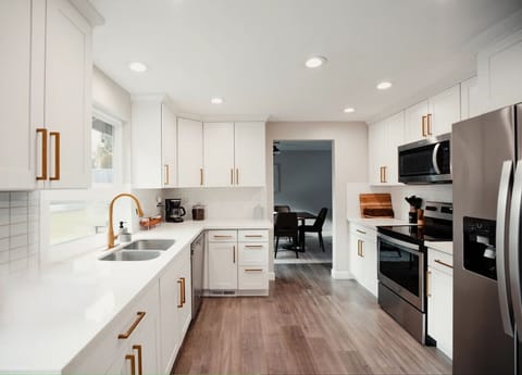 Full kitchen with everything you need!