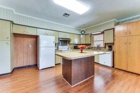 Fridge, stovetop, dishwasher, coffee/tea maker