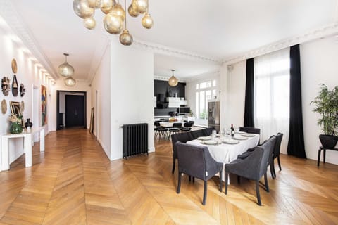  spacious and bright dining room ideal for relaxing with family and friends.